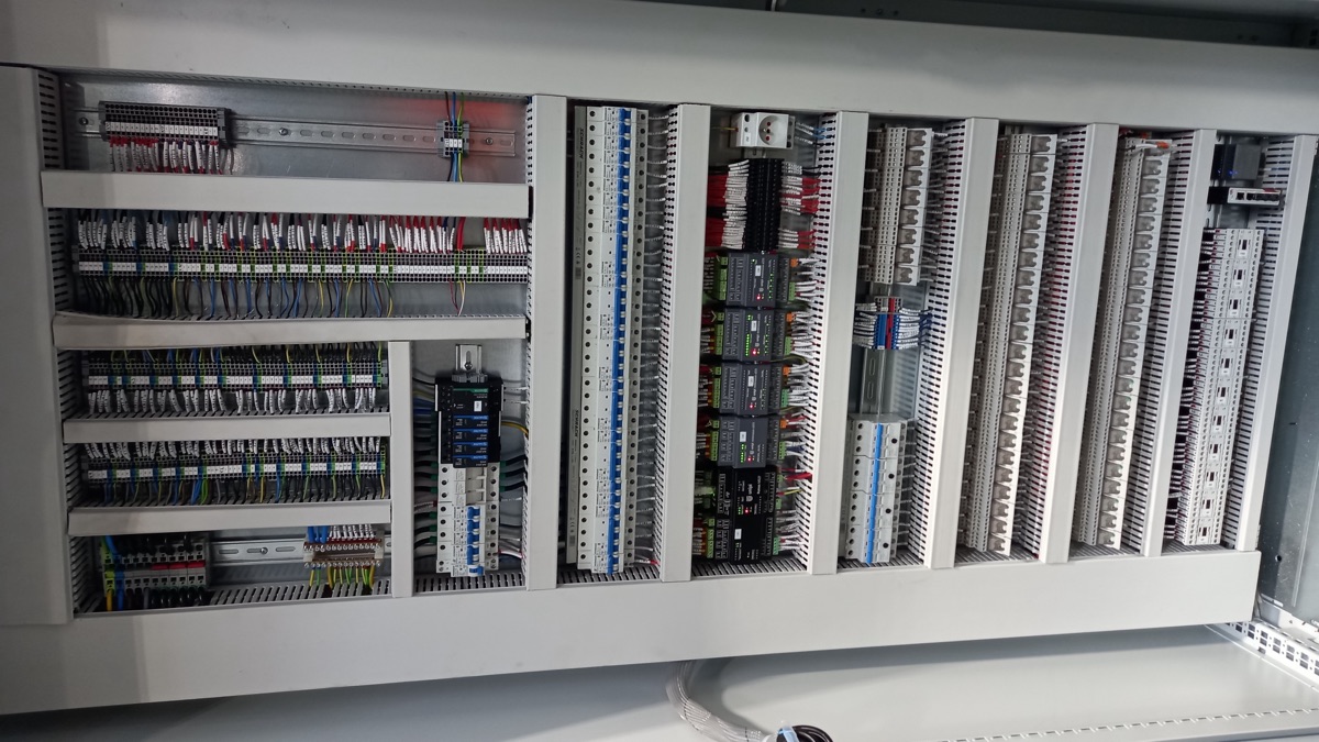 Montáž elektrického rozvaděče – profesionální elektroinstalace