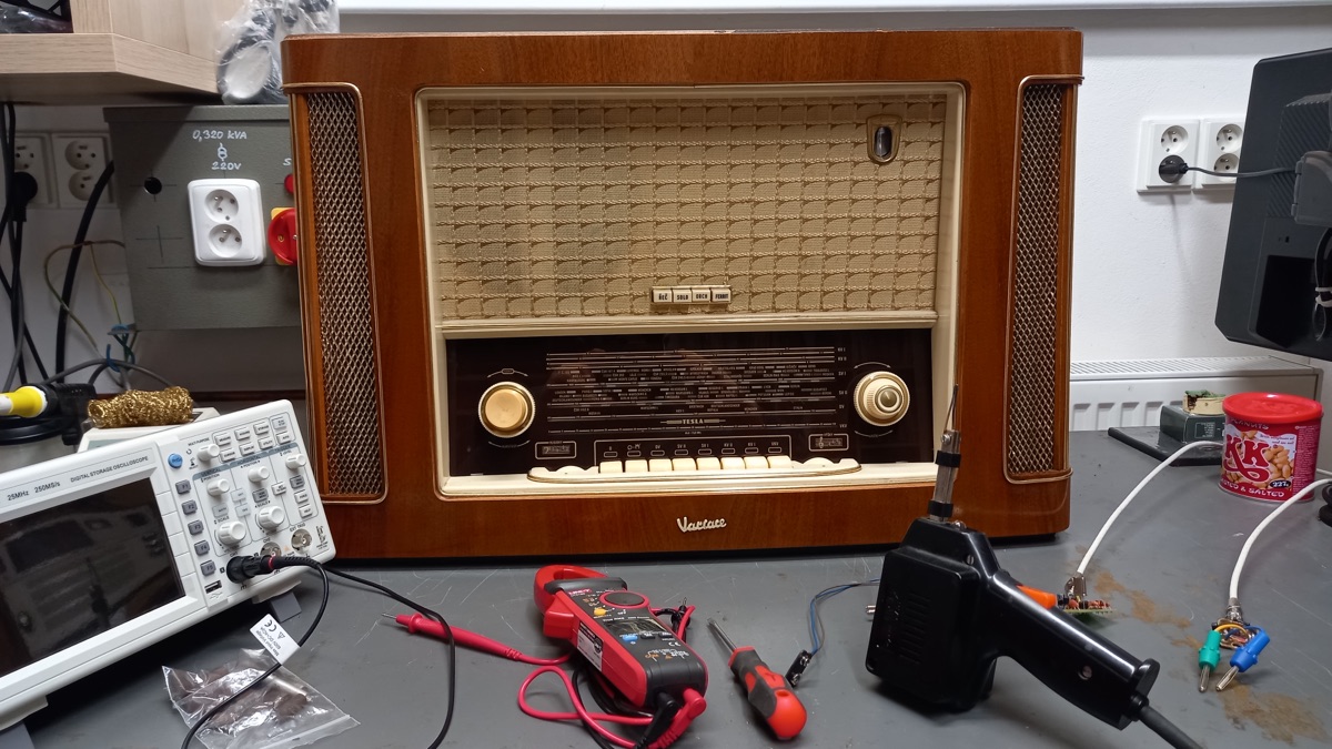Oprava elektronkového radiopřijímače – historická radiotechnika