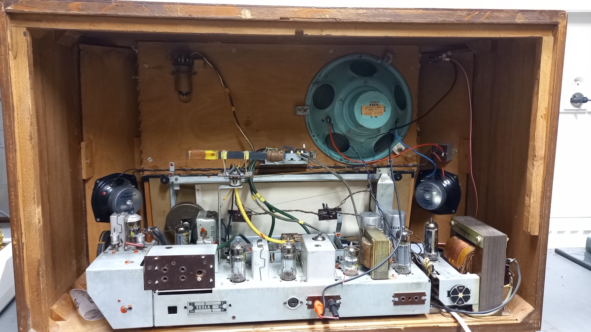 Renovace lampového rádia – detail vnitřních součástek