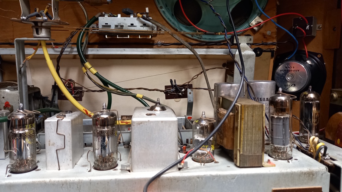 Servis historického gramorádia – oprava elektrické části