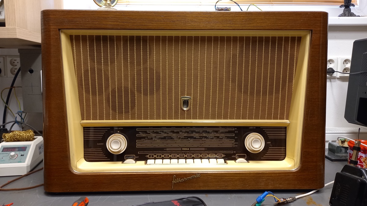 Elektronkový radiopřijímač po opravě – historické rádio