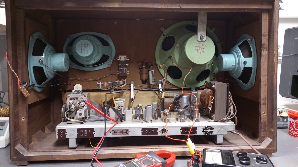 Oprava hudební skříně – restaurování vintage radiotechniky