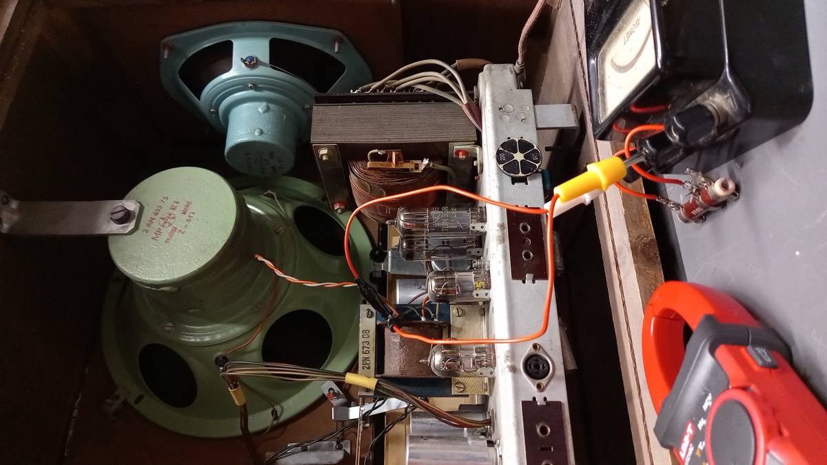 Detail opravy elektronkového přijímače – výměna součástek