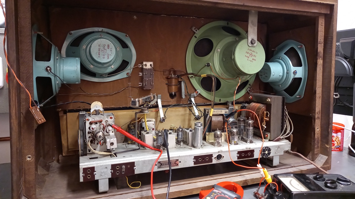 Historické rádio po kompletní renovaci – profesionální oprava