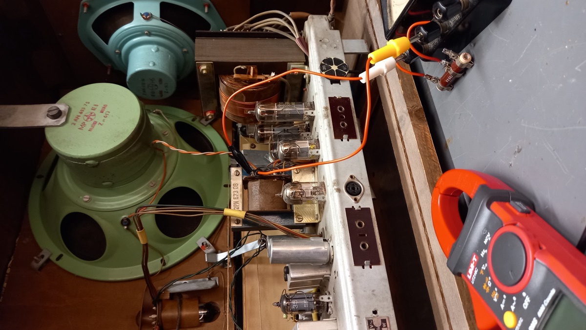 Restaurované lampové rádio – funkční stav po opravě