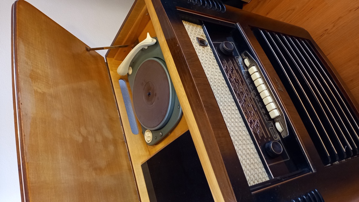 Historická radiotechnika – sběratelský kousek po opravě