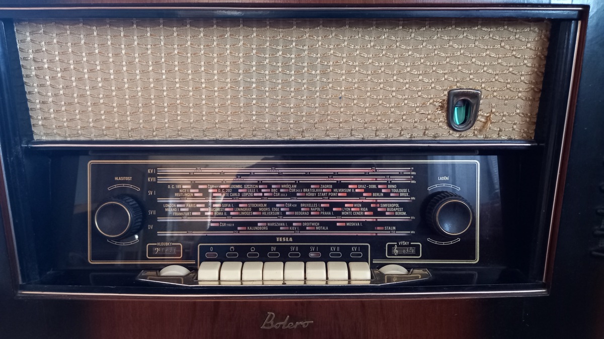 Gramorádio po renovaci – plně funkční historický přístroj